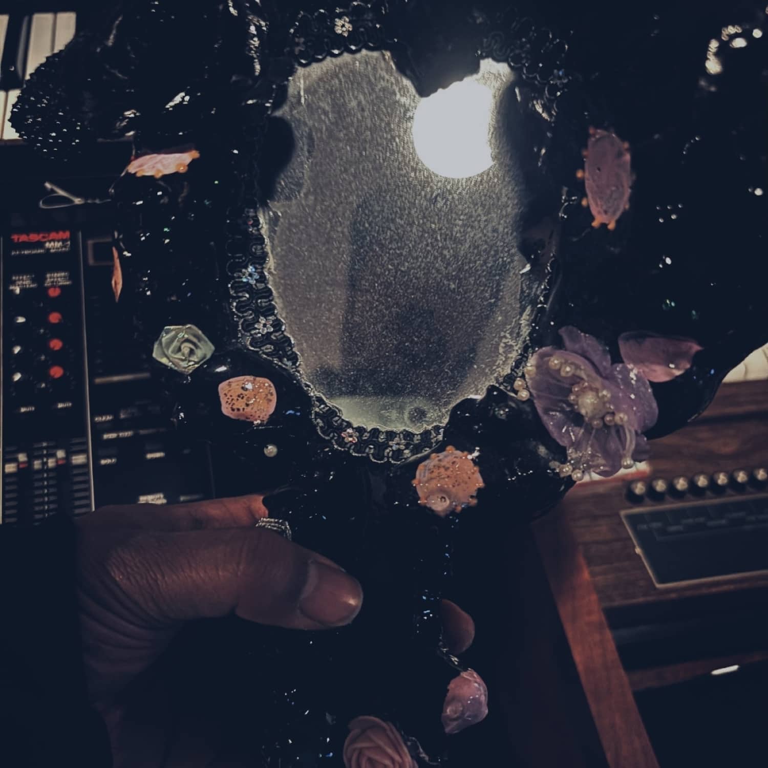 Maneka - BATHES AND LISTENS 