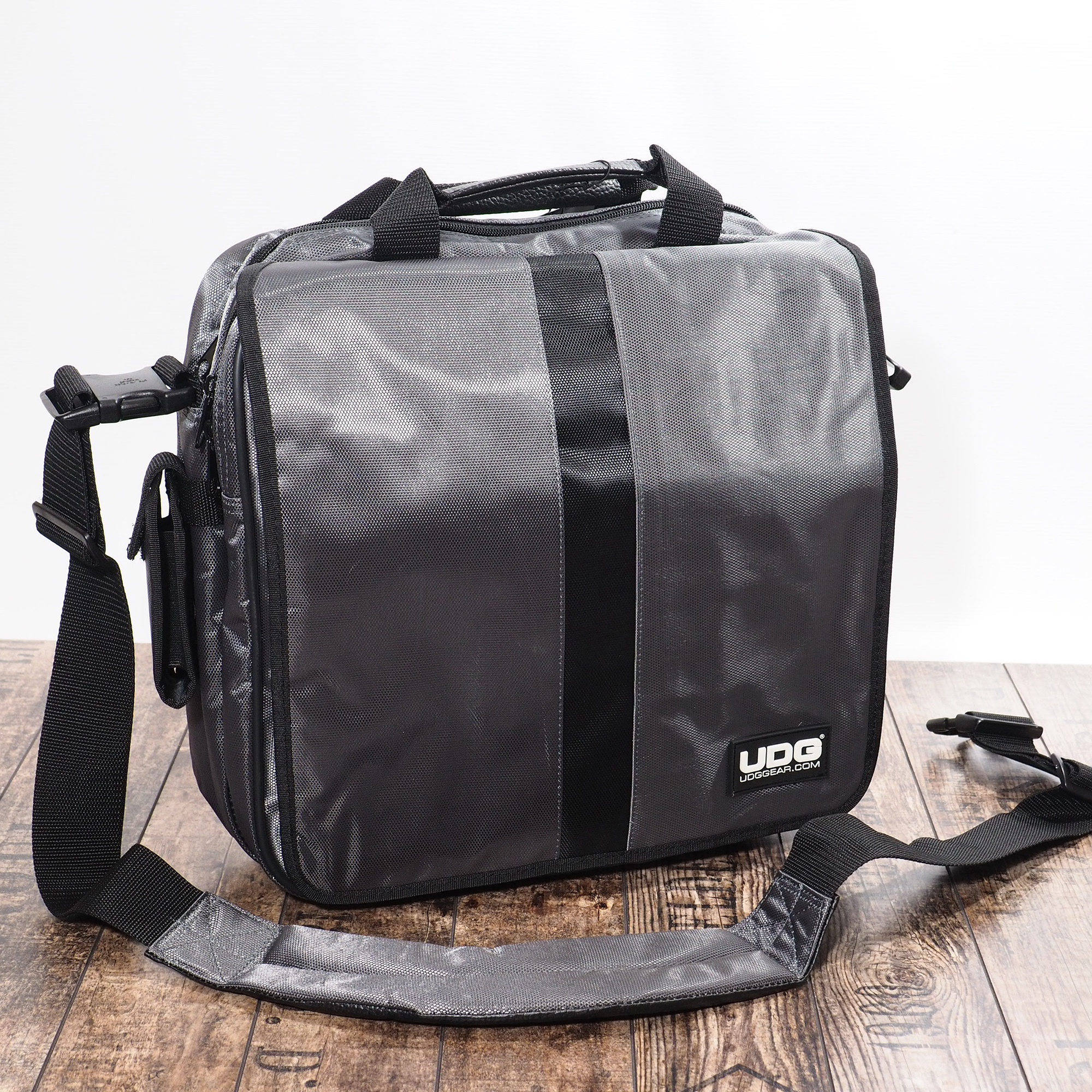 Zubehoer - UDG Courierbag Deluxe 15inch 