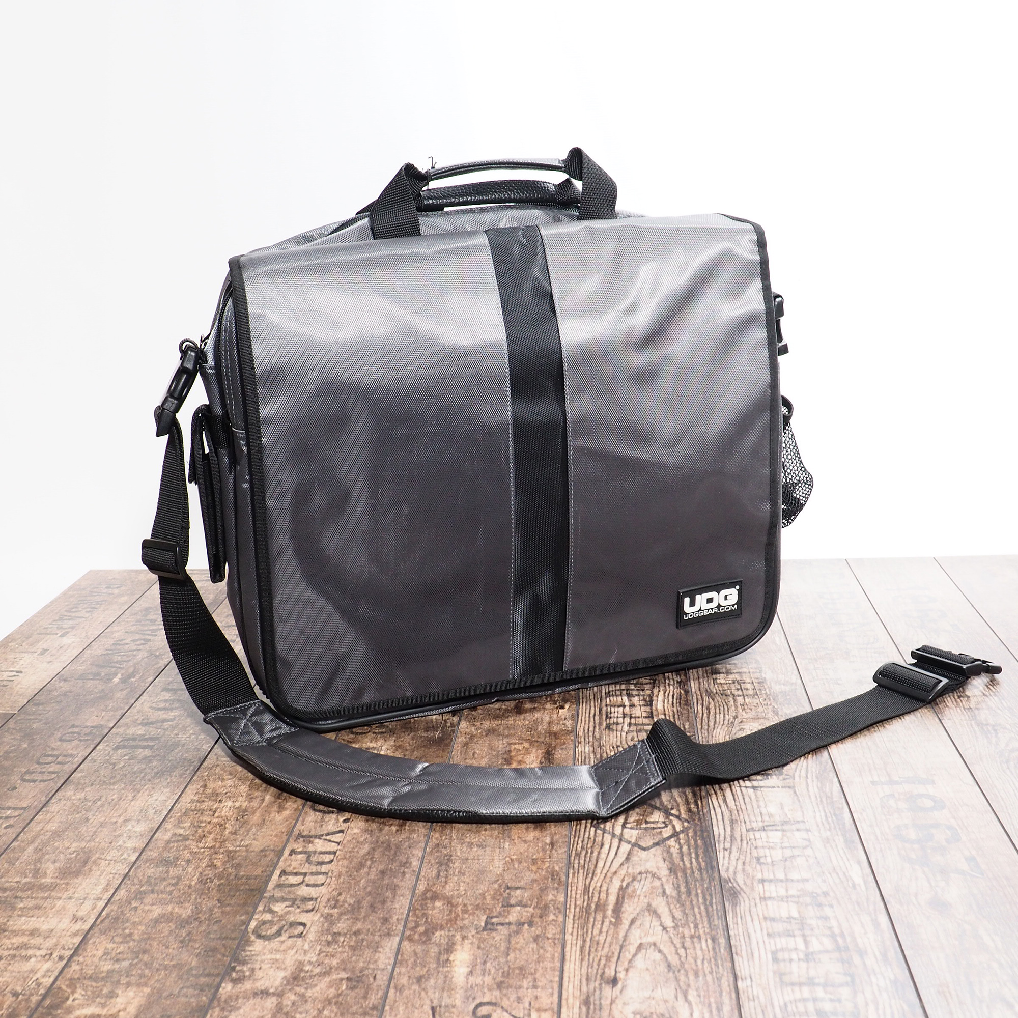 Zubehoer - UDG Courierbag Deluxe 17inch 